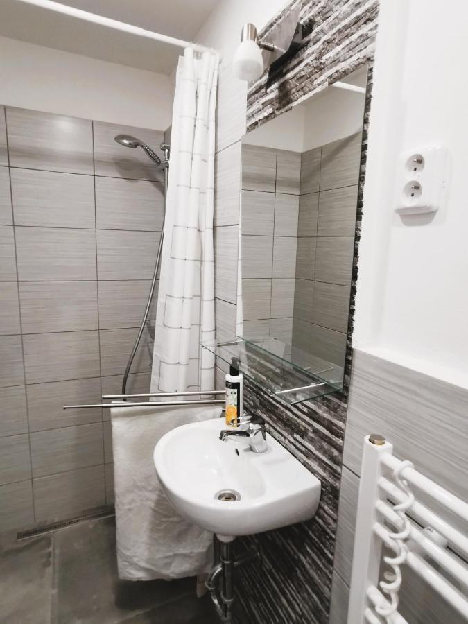 Apt 100 Prague Luaran gambar